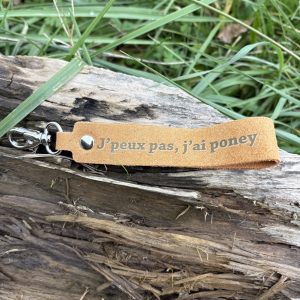 porte-clés-message-la-cavaliere-paillettes-team-crottin-j'peux pas j'ai poney- fabriqué en france, made in france, fabriqué en Occitanie cuir pailleté message drôle cheval poney