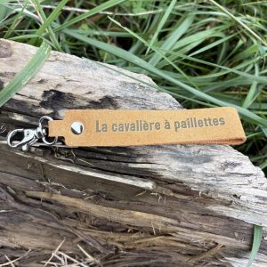 porte-clés-message-la-cavaliere-paillettes-team-crottin-j'peux pas j'ai poney- fabriqué en france, made in france, fabriqué en Occitanie cuir pailleté message drôle cheval poney