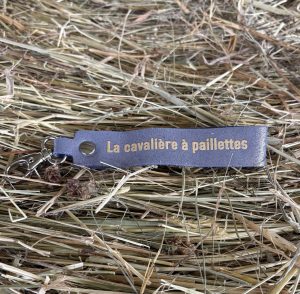 porte-clés-message-la-cavaliere-paillettes-team-crottin-j'peux pas j'ai poney- fabriqué en france, made in france, fabriqué en Occitanie cuir pailleté message drôle cheval poney