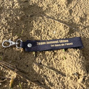 porte-clés-message-la-cavaliere-paillettes-team-crottin-j'peux pas j'ai poney- fabriqué en france, made in france, fabriqué en Occitanie cuir pailleté message drôle cheval poney