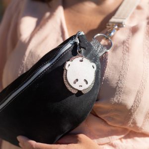 bijou de sac cuir, bijou de sac fabriqué en France, bijou de sac artisanal, bijou de sac recyclé, bijou de sac mignon, bijou de sac panda, bijou de sac chat, bijou de sac fraise, bijou de sac sirène, accessoire cuir écologique. la cartablière