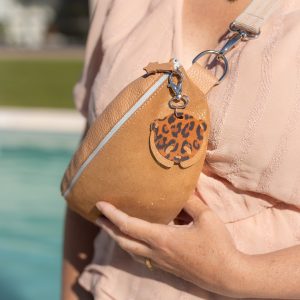 bijou de sac cuir, bijou de sac fabriqué en France, bijou de sac artisanal, bijou de sac recyclé, bijou de sac mignon, bijou de sac panda, bijou de sac chat, bijou de sac fraise, bijou de sac sirène, accessoire cuir écologique. la cartablière