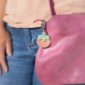 bijou de sac cuir, bijou de sac fabriqué en France, bijou de sac artisanal, bijou de sac recyclé, bijou de sac mignon, bijou de sac panda, bijou de sac chat, bijou de sac fraise, bijou de sac sirène, accessoire cuir écologique. la cartablière