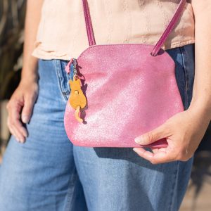 bijou de sac cuir, bijou de sac fabriqué en France, bijou de sac artisanal, bijou de sac recyclé, bijou de sac mignon, bijou de sac panda, bijou de sac chat, bijou de sac fraise, bijou de sac sirène, accessoire cuir écologique. la cartablière