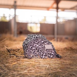 Protège-casque en tissu Jacquard – Fermeture cordon – Artisanat français – La Cavalière à Paillettes