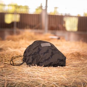 Protège-casque en tissu Jacquard – Fermeture cordon – Artisanat français – La Cavalière à Paillettes