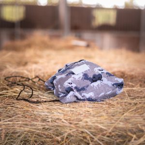 Protège-casque en tissu Jacquard – Fermeture cordon – Artisanat français – La Cavalière à Paillettes