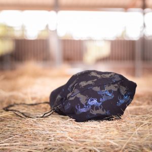 Protège-casque en tissu Jacquard – Fermeture cordon – Artisanat français – La Cavalière à Paillettes