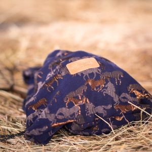 Protège-casque en tissu Jacquard – Fermeture cordon – Artisanat français – La Cavalière à Paillettes