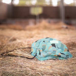 Protège-casque en tissu Jacquard – Fermeture cordon – Artisanat français – La Cavalière à Paillettes