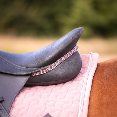 Bijoux de selle en cuir métallisé et cuir pailleté, créations La Cavalière à Paillettes par La Cartablière, accessoires équestres fabriqués en France