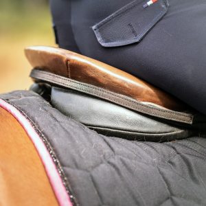 Bijoux de selle en cuir métallisé et cuir pailleté, créations La Cavalière à Paillettes par La Cartablière, accessoires équestres fabriqués en France