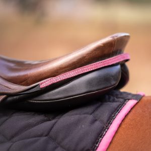 Bijoux de selle en cuir métallisé et cuir pailleté, créations La Cavalière à Paillettes par La Cartablière, accessoires équestres fabriqués en France