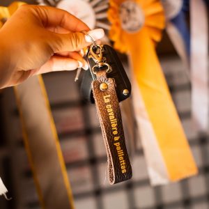 porte-clés-message-la-cavaliere-paillettes-team-crottin-j'peux pas j'ai poney- fabriqué en france, made in france, fabriqué en Occitanie cuir pailleté message drôle cheval poney