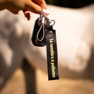 porte-clés-message-la-cavaliere-paillettes-team-crottin-j'peux pas j'ai poney- fabriqué en france, made in france, fabriqué en Occitanie cuir pailleté message drôle cheval poney