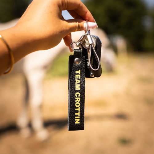 porte-clés-message-la-cavaliere-paillettes-team-crottin-j'peux pas j'ai poney- fabriqué en france, made in france, fabriqué en Occitanie cuir pailleté message drôle cheval poney