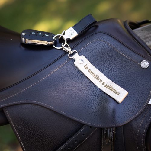 porte-clés-message-la-cavaliere-paillettes-team-crottin-j'peux pas j'ai poney- fabriqué en france, made in france, fabriqué en Occitanie cuir pailleté message drôle cheval poney