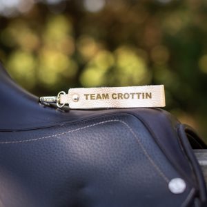 porte-clés-message-la-cavaliere-paillettes-team-crottin-j'peux pas j'ai poney- fabriqué en france, made in france, fabriqué en Occitanie cuir pailleté message drôle cheval poney