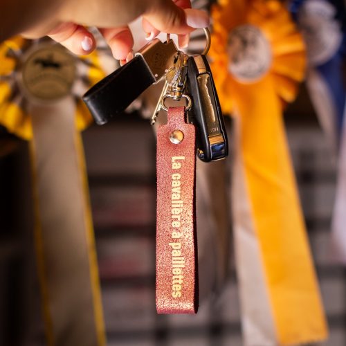 porte-clés-message-la-cavaliere-paillettes-team-crottin-j'peux pas j'ai poney- fabriqué en france, made in france, fabriqué en Occitanie cuir pailleté message drôle cheval poney