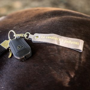 porte-clés-message-la-cavaliere-paillettes-team-crottin-j'peux pas j'ai poney- fabriqué en france, made in france, fabriqué en Occitanie cuir pailleté message drôle cheval poney