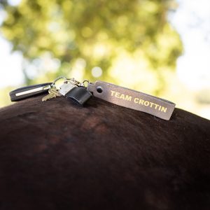 porte-clés-message-la-cavaliere-paillettes-team-crottin-j'peux pas j'ai poney- fabriqué en france, made in france, fabriqué en Occitanie cuir pailleté message drôle cheval poney