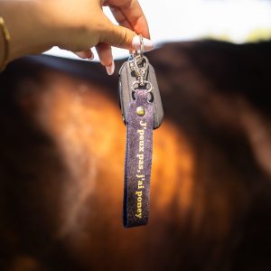 porte-clés-message-la-cavaliere-paillettes-team-crottin-j'peux pas j'ai poney- fabriqué en france, made in france, fabriqué en Occitanie cuir pailleté message drôle cheval poney