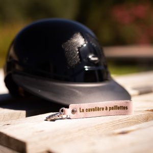 porte-clés-message-la-cavaliere-paillettes-team-crottin-j'peux pas j'ai poney- fabriqué en france, made in france, fabriqué en Occitanie cuir pailleté message drôle cheval poney