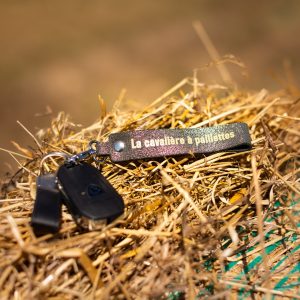 porte-clés-message-la-cavaliere-paillettes-team-crottin-j'peux pas j'ai poney- fabriqué en france, made in france, fabriqué en Occitanie cuir pailleté message drôle cheval poney