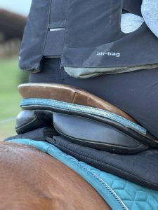 Bijoux de selle en cuir métallisé et cuir pailleté, créations La Cavalière à Paillettes par La Cartablière, accessoires équestres fabriqués en France