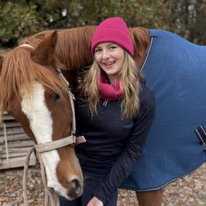 bonnet en laine pour cavalière fabriqué en france tricoté la cartablière la cavalière à paillettes