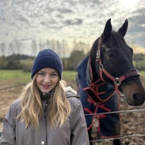 bonnet en laine pour cavalière fabriqué en france tricoté la cartablière la cavalière à paillettes