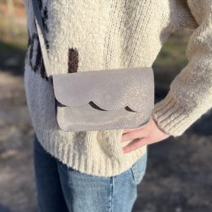 pochette fleurs, pochette téléphone, soirée, la cartablière, made in france, fabriqué en France, la cartablière, paillettes, cuir pailleté, cuir fantaisie, femme, sac, sac bandoulière