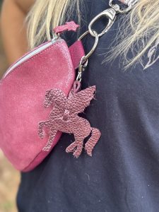 bijou-de-sac-pegase-en-cuir-pailleté-ou-metallisé-porte-clé-mousqueton-cavalière, cavalière à paillettes, cheval, chevaux, pegase