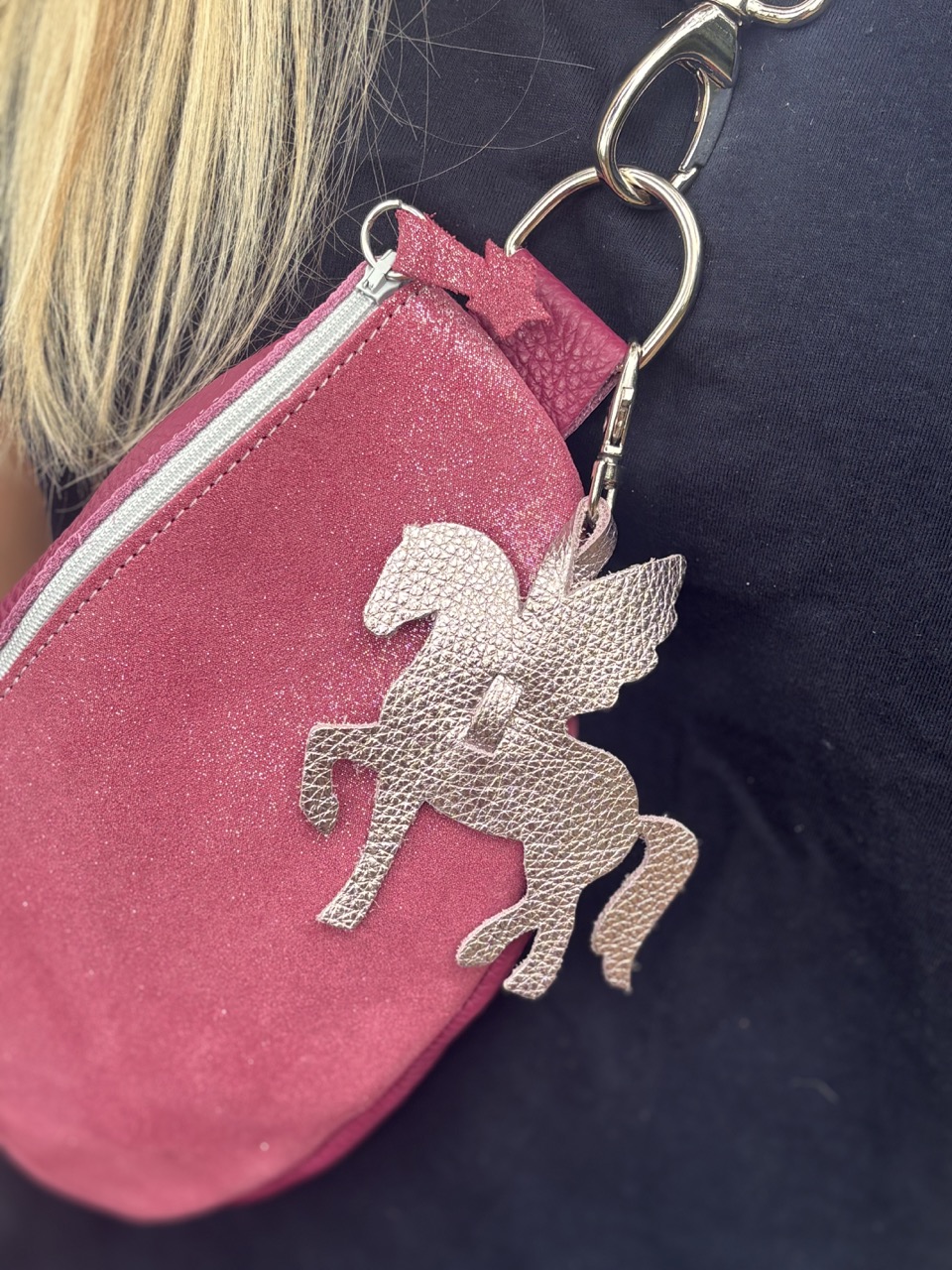 bijou-de-sac-pegase-en-cuir-metallisé-glycine bijou-de-sac-pegase-en-cuir-pailleté-ou-metallisé-porte-clé-mousqueton-cavalière, cavalière à paillettes, cheval, chevaux, pegase