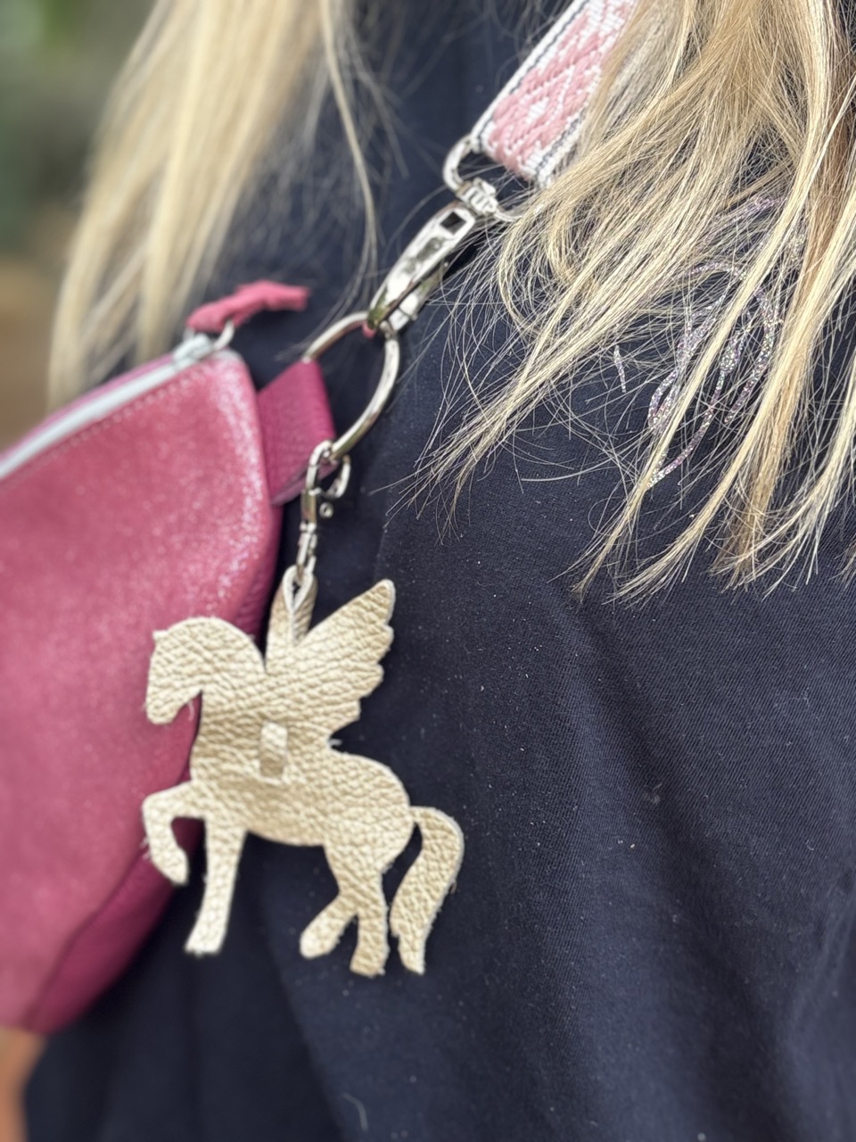 bijou-de-sac-pegase-en-cuir-metallisé-or bijou-de-sac-pegase-en-cuir-pailleté-ou-metallisé-porte-clé-mousqueton-cavalière, cavalière à paillettes, cheval, chevaux, pegase