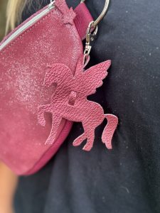 bijou-de-sac-pegase-en-cuir-pailleté-ou-metallisé-porte-clé-mousqueton-cavalière, cavalière à paillettes, cheval, chevaux, pegase