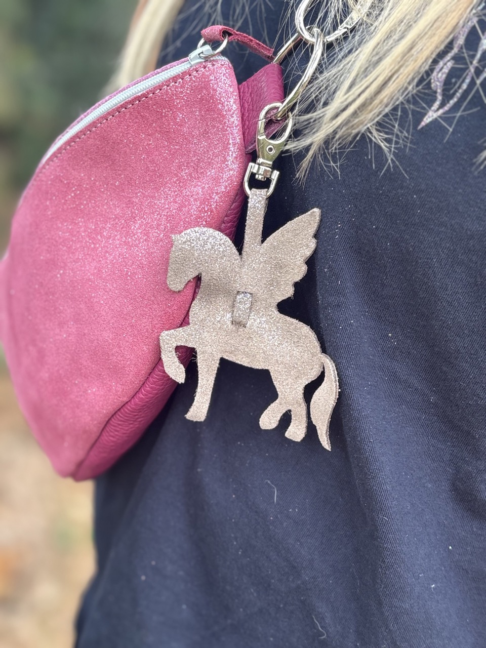 bijou-de-sac-pegase-en-cuir-pailleté-biche bijou-de-sac-pegase-en-cuir-pailleté-ou-metallisé-porte-clé-mousqueton-cavalière, cavalière à paillettes, cheval, chevaux, pegase