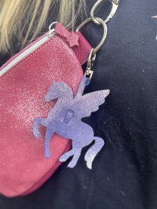 bijou-de-sac-pegase-en-cuir-pailleté-ou-metallisé-porte-clé-mousqueton-cavalière, cavalière à paillettes, cheval, chevaux, pegase
