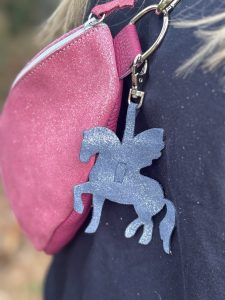 bijou-de-sac-pegase-en-cuir-pailleté-ou-metallisé-porte-clé-mousqueton-cavalière, cavalière à paillettes, cheval, chevaux, pegase