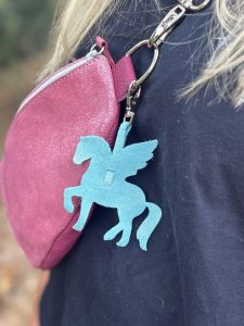 bijou-de-sac-pegase-en-cuir-pailleté-ou-metallisé-porte-clé-mousqueton-cavalière, cavalière à paillettes, cheval, chevaux, pegase