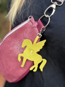 bijou-de-sac-pegase-en-cuir-pailleté-ou-metallisé-porte-clé-mousqueton-cavalière, cavalière à paillettes, cheval, chevaux, pegase