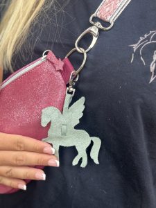 bijou-de-sac-pegase-en-cuir-pailleté-ou-metallisé-porte-clé-mousqueton-cavalière, cavalière à paillettes, cheval, chevaux, pegase