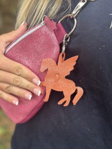 bijou-de-sac-pegase-en-cuir-pailleté-ou-metallisé-porte-clé-mousqueton-cavalière, cavalière à paillettes, cheval, chevaux, pegase