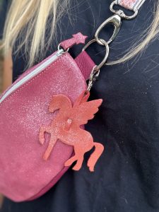 bijou-de-sac-pegase-en-cuir-pailleté-ou-metallisé-porte-clé-mousqueton-cavalière, cavalière à paillettes, cheval, chevaux, pegase