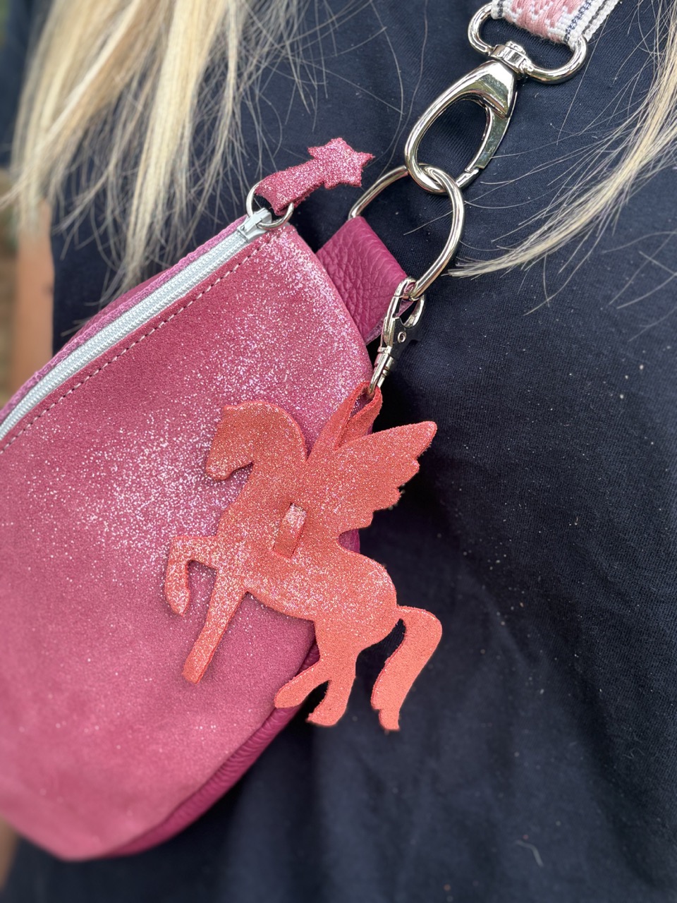 bijou-de-sac-pegase-en-cuir-pailleté-corail bijou-de-sac-pegase-en-cuir-pailleté-ou-metallisé-porte-clé-mousqueton-cavalière, cavalière à paillettes, cheval, chevaux, pegase