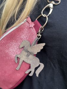 bijou-de-sac-pegase-en-cuir-pailleté-ou-metallisé-porte-clé-mousqueton-cavalière, cavalière à paillettes, cheval, chevaux, pegase