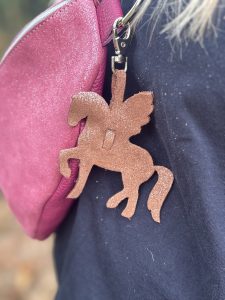 bijou-de-sac-pegase-en-cuir-pailleté-ou-metallisé-porte-clé-mousqueton-cavalière, cavalière à paillettes, cheval, chevaux, pegase