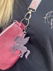 bijou-de-sac-pegase-en-cuir-pailleté-ou-metallisé-porte-clé-mousqueton-cavalière, cavalière à paillettes, cheval, chevaux, pegase