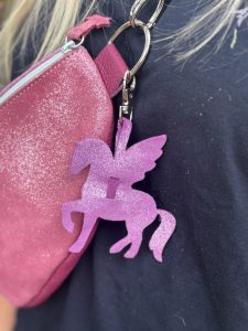 bijou-de-sac-pegase-en-cuir-pailleté-ou-metallisé-porte-clé-mousqueton-cavalière, cavalière à paillettes, cheval, chevaux, pegase