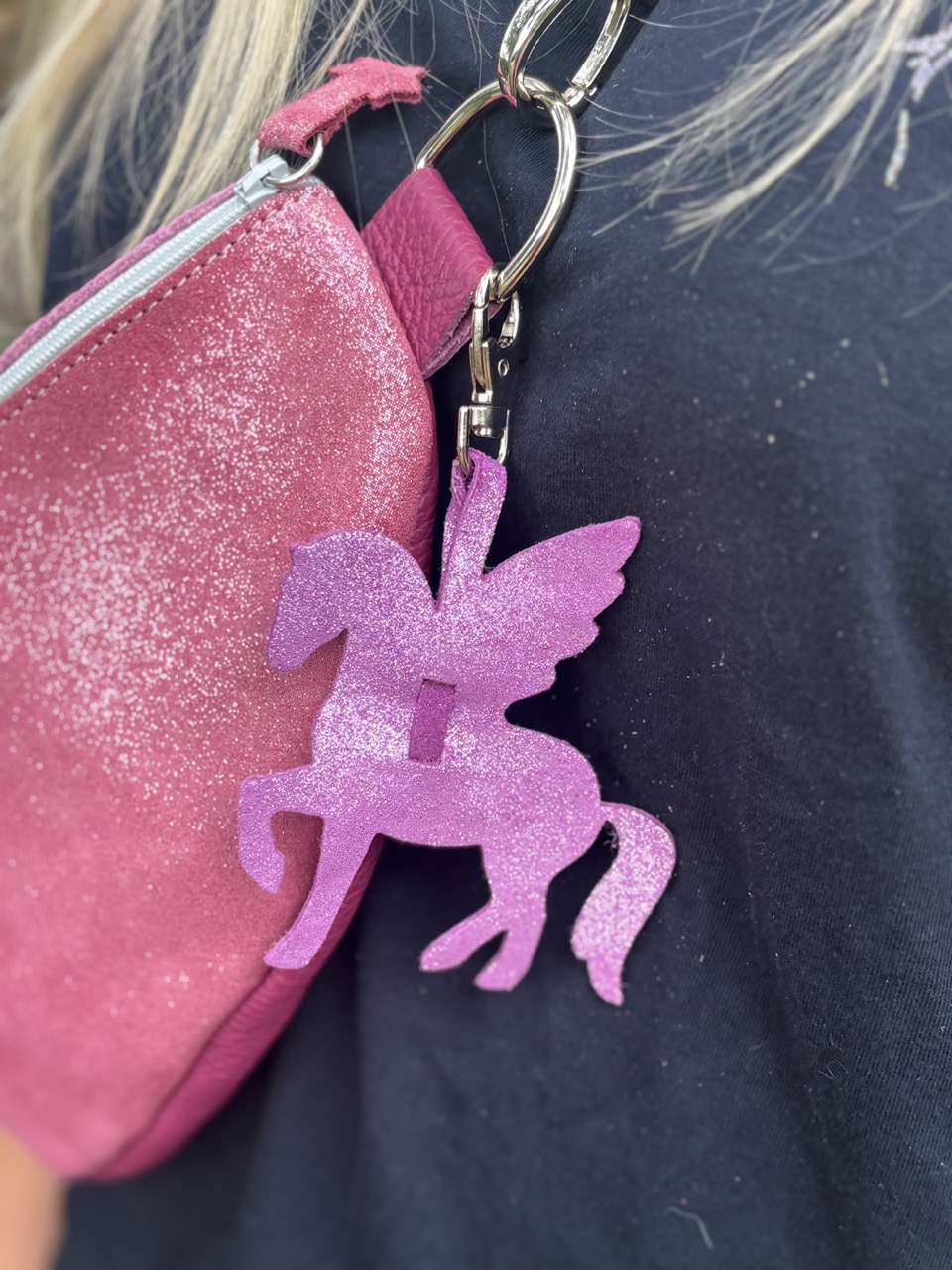 bijou-de-sac-pegase-en-cuir-pailleté-orchidée bijou-de-sac-pegase-en-cuir-pailleté-ou-metallisé-porte-clé-mousqueton-cavalière, cavalière à paillettes, cheval, chevaux, pegase